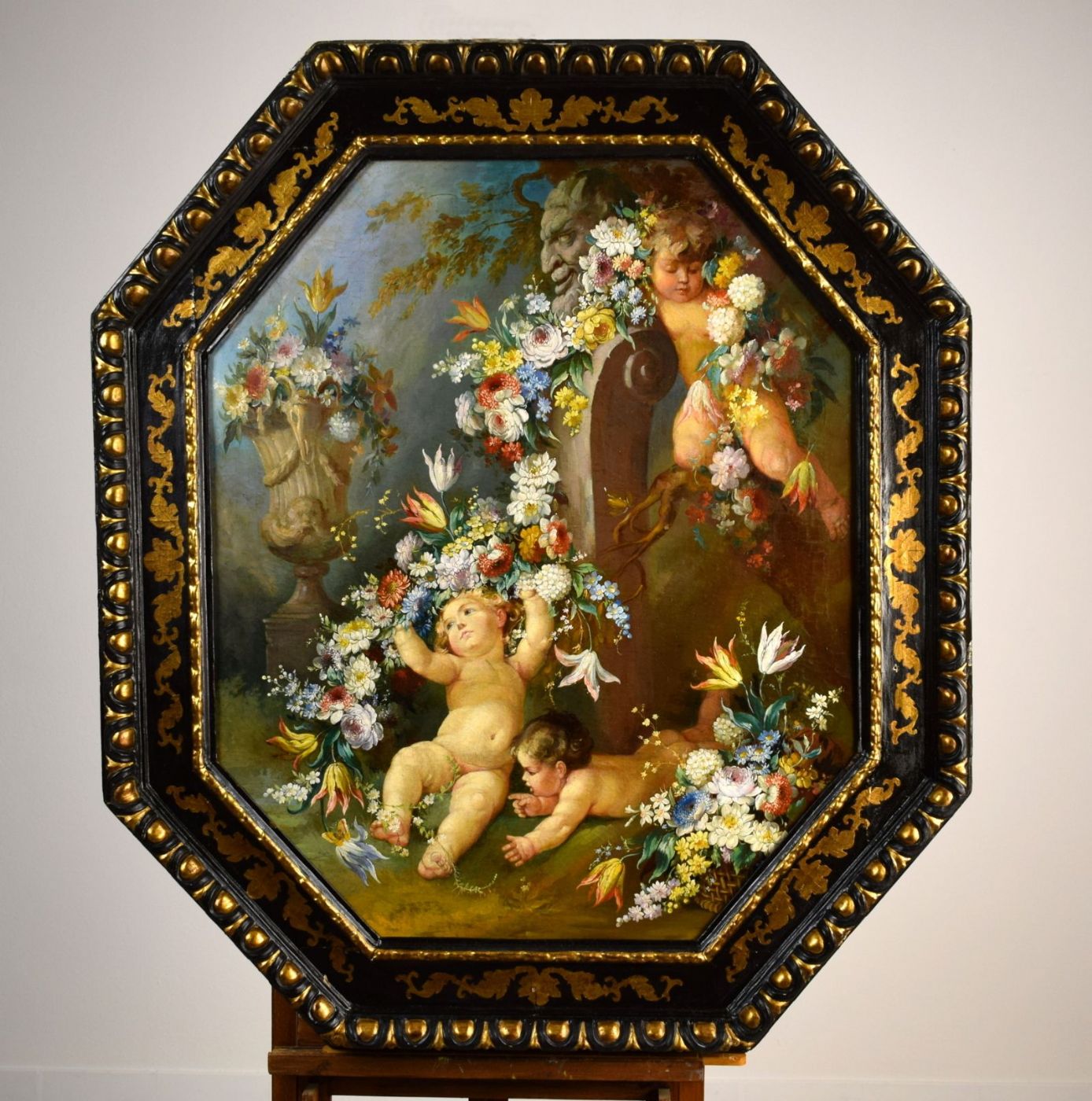 Pittore romano del XIX secolo, Natura morta con putti, festoni di fiori e erma con fauno, dipinto olio su tela